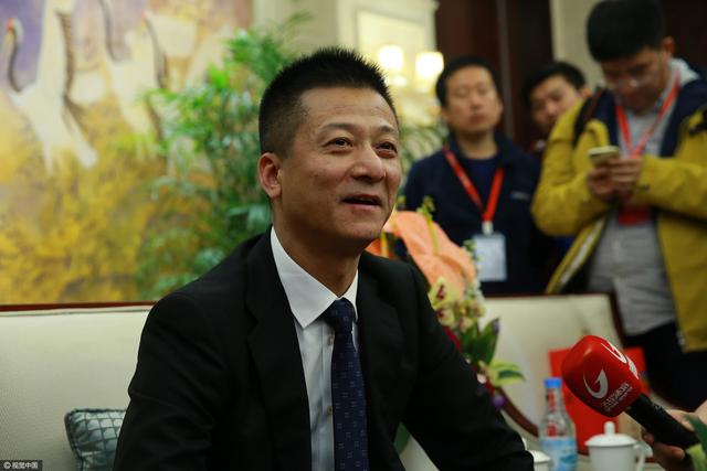 也就是说，丹尼 奥斯卡逼迫乔什·布洛林退圈？
